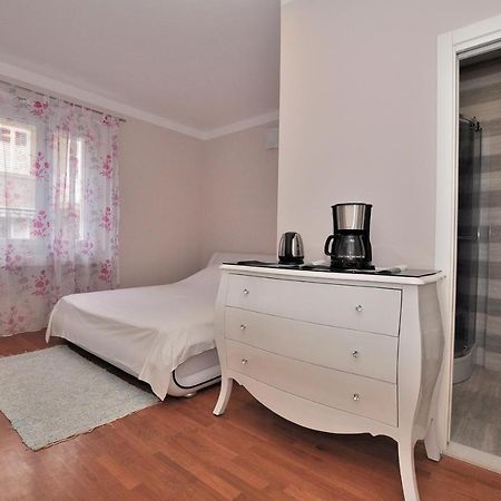 Bedroom With Bathroom Shower سبليت المظهر الخارجي الصورة