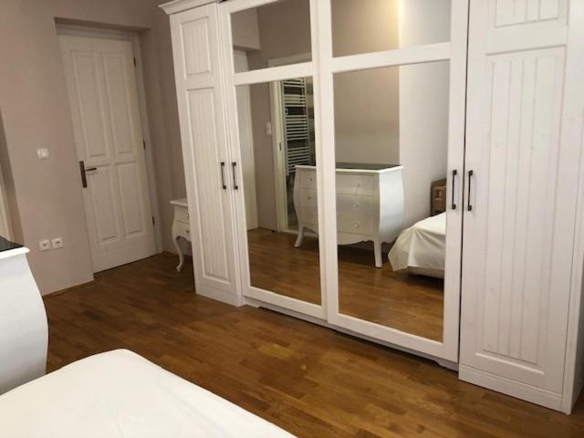 Bedroom With Bathroom Shower سبليت المظهر الخارجي الصورة