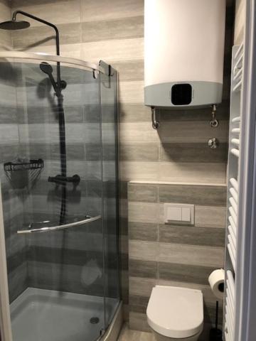 Bedroom With Bathroom Shower سبليت المظهر الخارجي الصورة