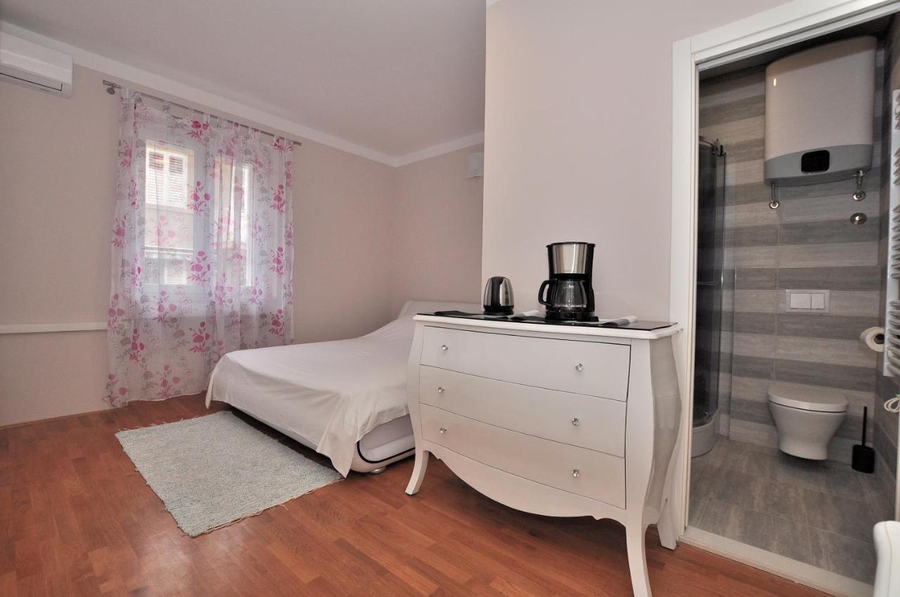 Bedroom With Bathroom Shower سبليت المظهر الخارجي الصورة