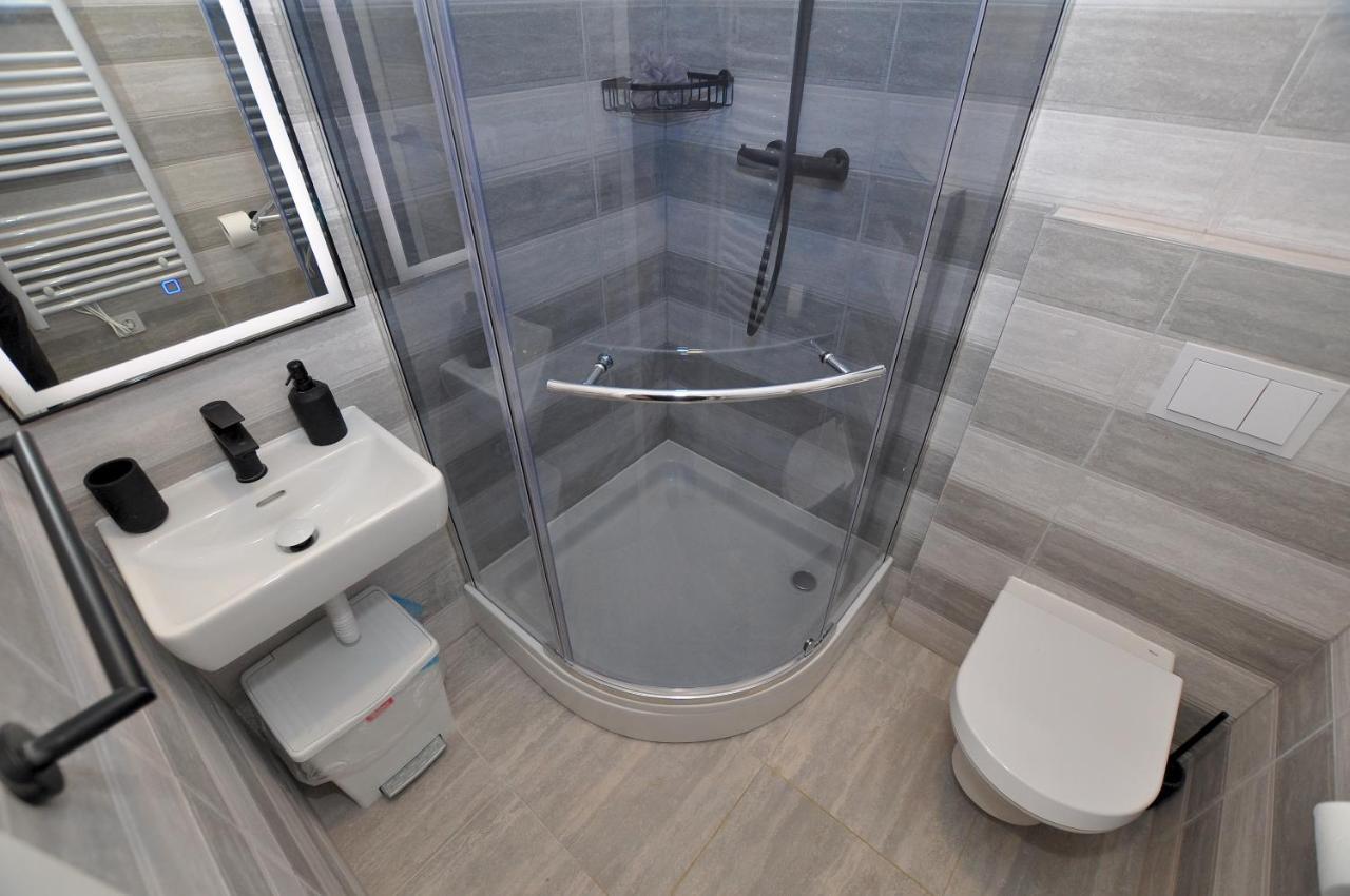 Bedroom With Bathroom Shower سبليت المظهر الخارجي الصورة
